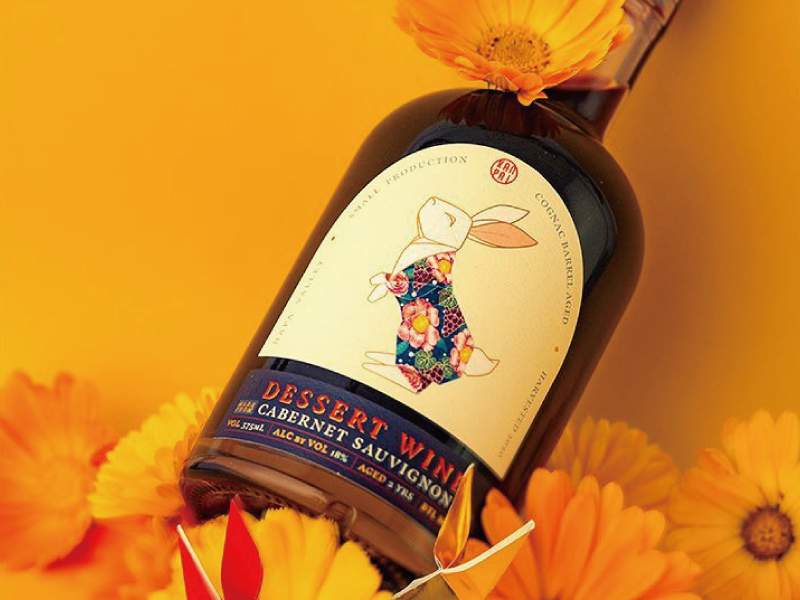 風靡加州葡萄酒圈 台灣品牌Kanpai Wines加州乾杯酒莊 發表龍年限定「青空龍金粉黛紅酒」