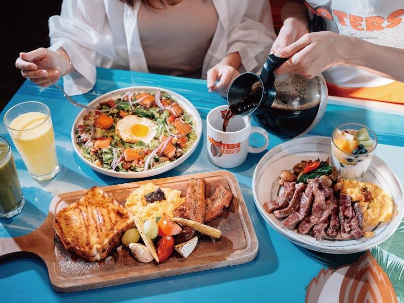 什麼!酒類只要半價?全球唯一推出早午餐 Hooters慶城店暑期強檔開跑