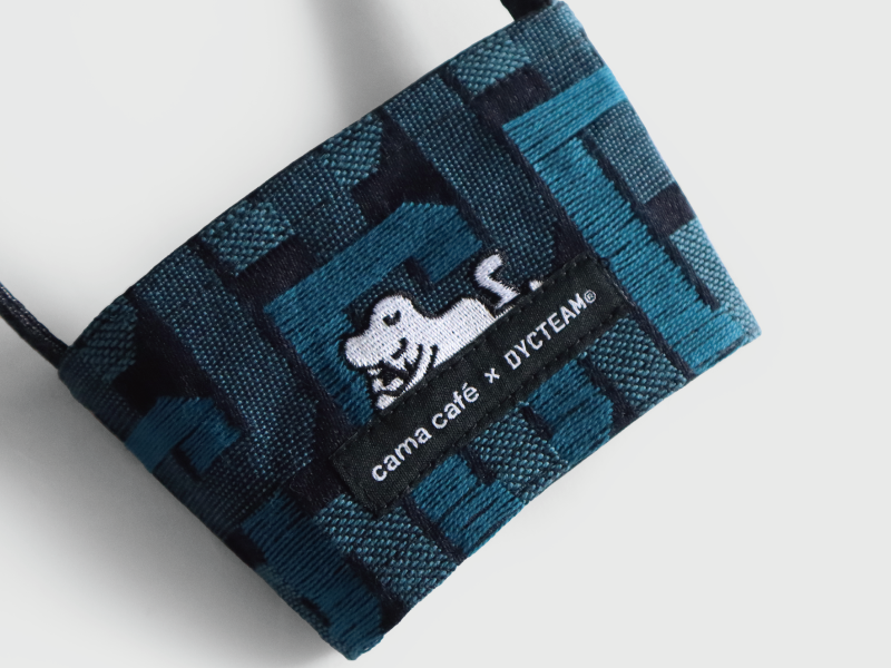 DYCTEAM x cama café 秋日攜手聯名 桂花美式 栗子拿鐵 精品規格緹花飲料杯套 丹寧緹花外套 「野咖 A Cup of Chill」串起全台生活風格與品味 限量發行