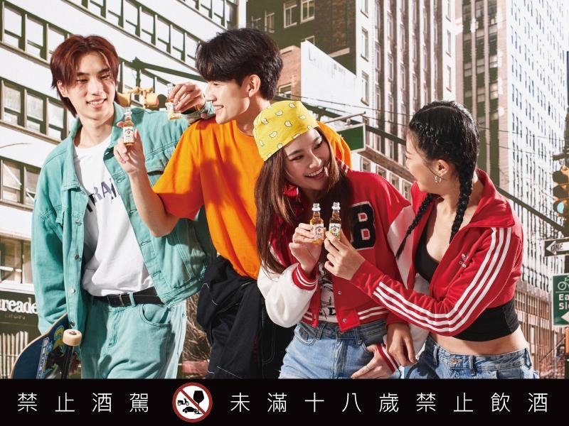 JIM BEAM金賓玩味迷你酒50ml今夏首度登台 香甜三連發 蜂蜜 水蜜桃 蘋果新風味 滑順混搭神隊友